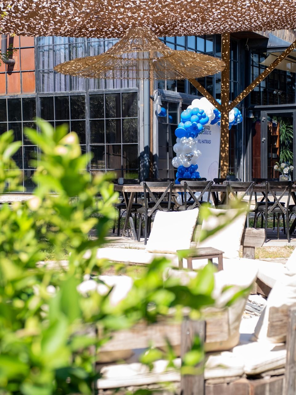 Açık hava etkinlik alanı ve lounge düzeni
